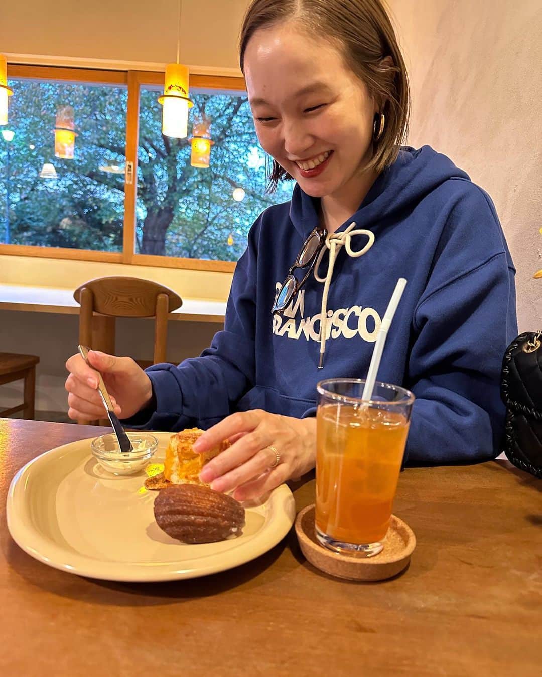 青木美緒のインスタグラム：「🫖☕️🍪 明日から11月なんて信じられない😮🎃」