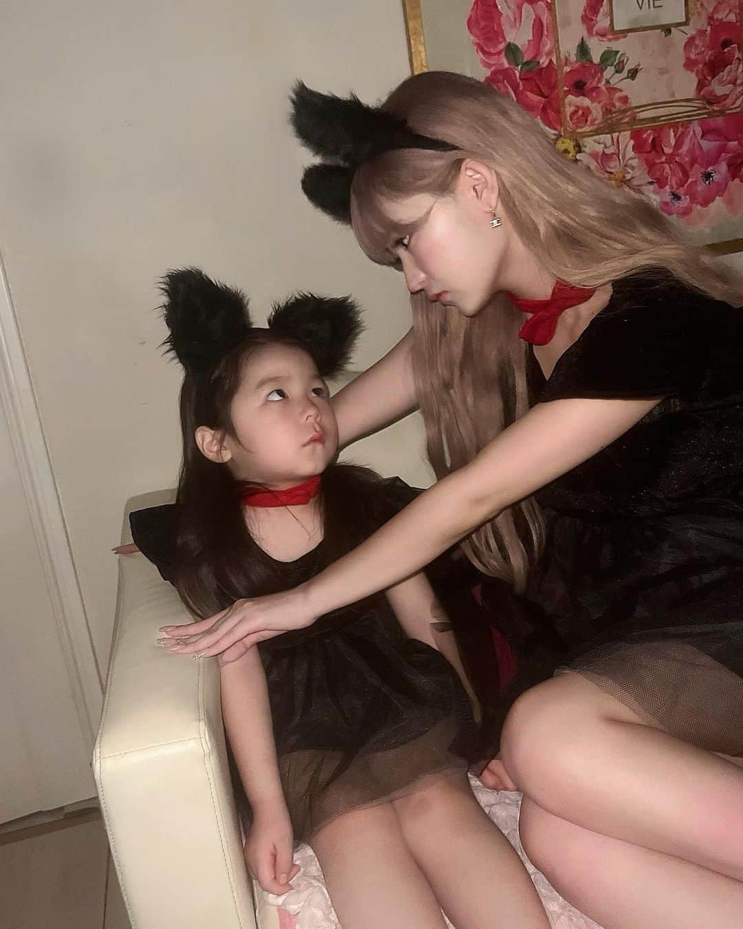 松田聖菜のインスタグラム：「happyHalloween🖤🖤🖤  今年のハロウィンはららとネコ魔になってみた🖤」