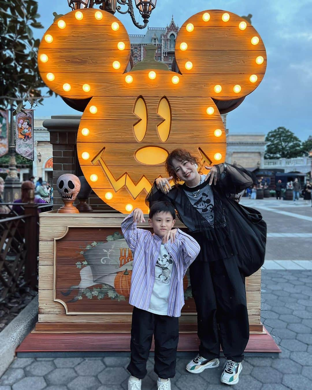 宮崎真梨子さんのインスタグラム写真 - (宮崎真梨子Instagram)「… #happyhalloween 🎃👻 ちょっと前に行ったディズニーシー！ ハロウィンなので、黒多めのコーデ🖤Tシャツは蒸気船ウィリーで揃えました🤍 ∵ ∵ #ディズニーコーデ #ディズニーリンクコーデ #東京ディズニーシー #子連れディズニー」10月31日 20時14分 - miyamari92