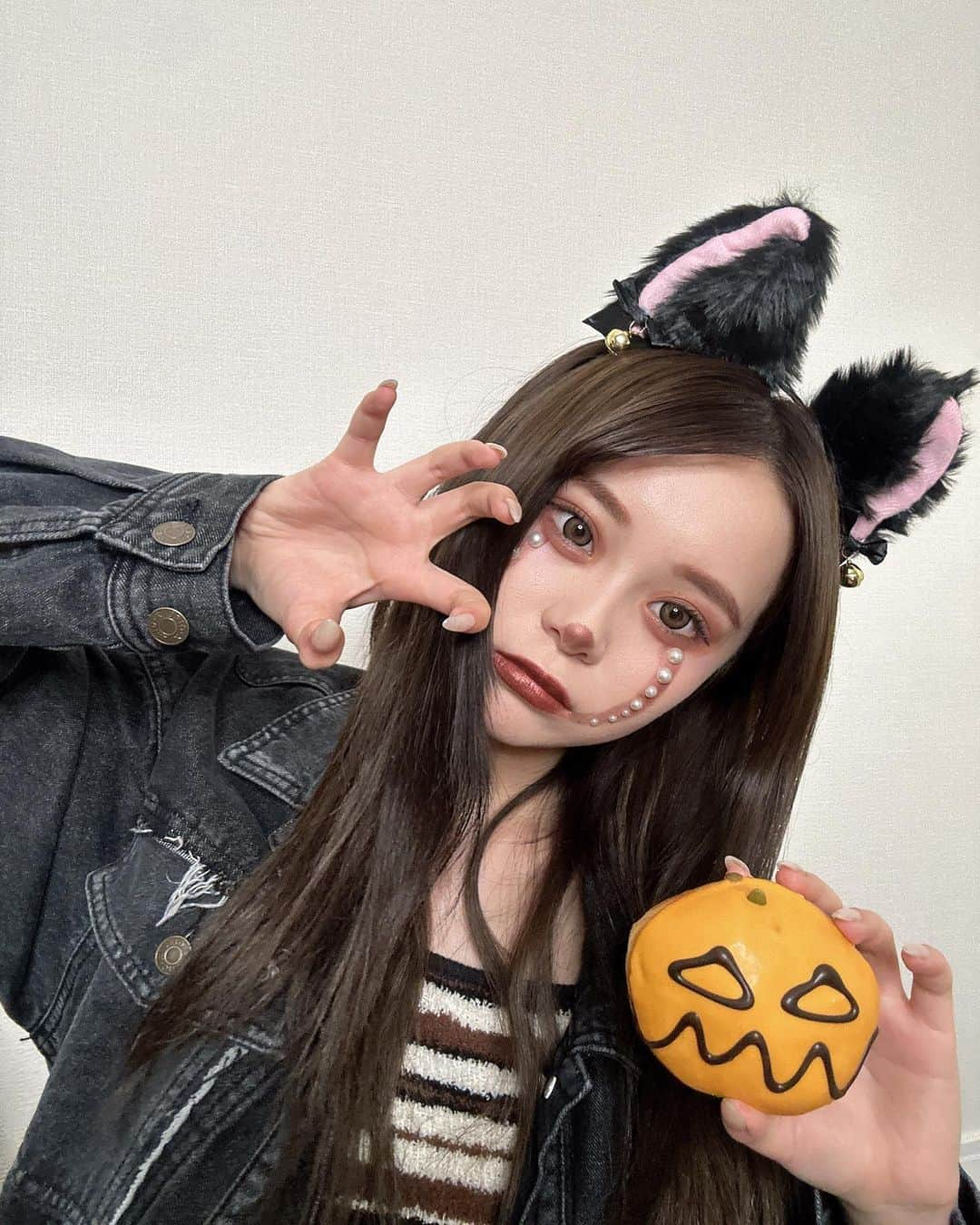 桜のインスタグラム：「ハッピーハロウィン🎃 のあと可愛いメイクした♡」