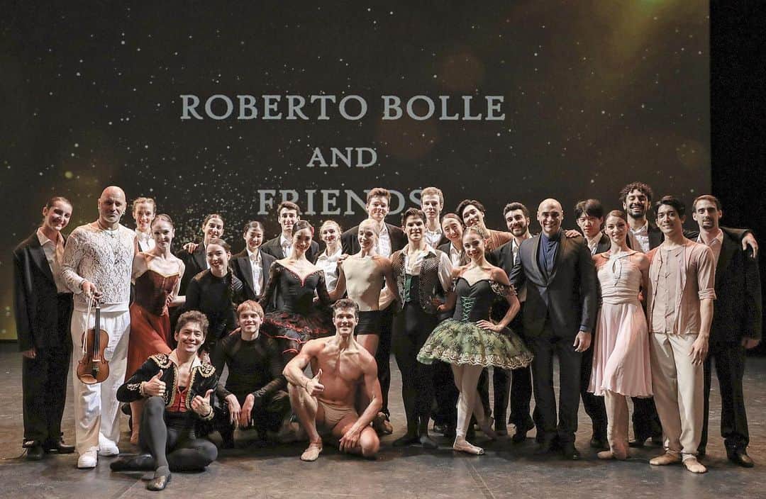 ロベルト・ボッレのインスタグラム：「Thank you everyone for such a fantastic run of shows.  So happy and grateful. ❤️  @__melissahamilton @fumikaneko_  @brahmachicken @casiavengoechea @antoniocasalinho_official @madrigalpiano @margarita_fernandes @adamzhanbaktiyar @alessandroquartaofficial @balethnkzagreb @nataliakosovac @miruna.miciu.yoshida @takuya_sumitomo @simonyoshida @ermeneleutico」