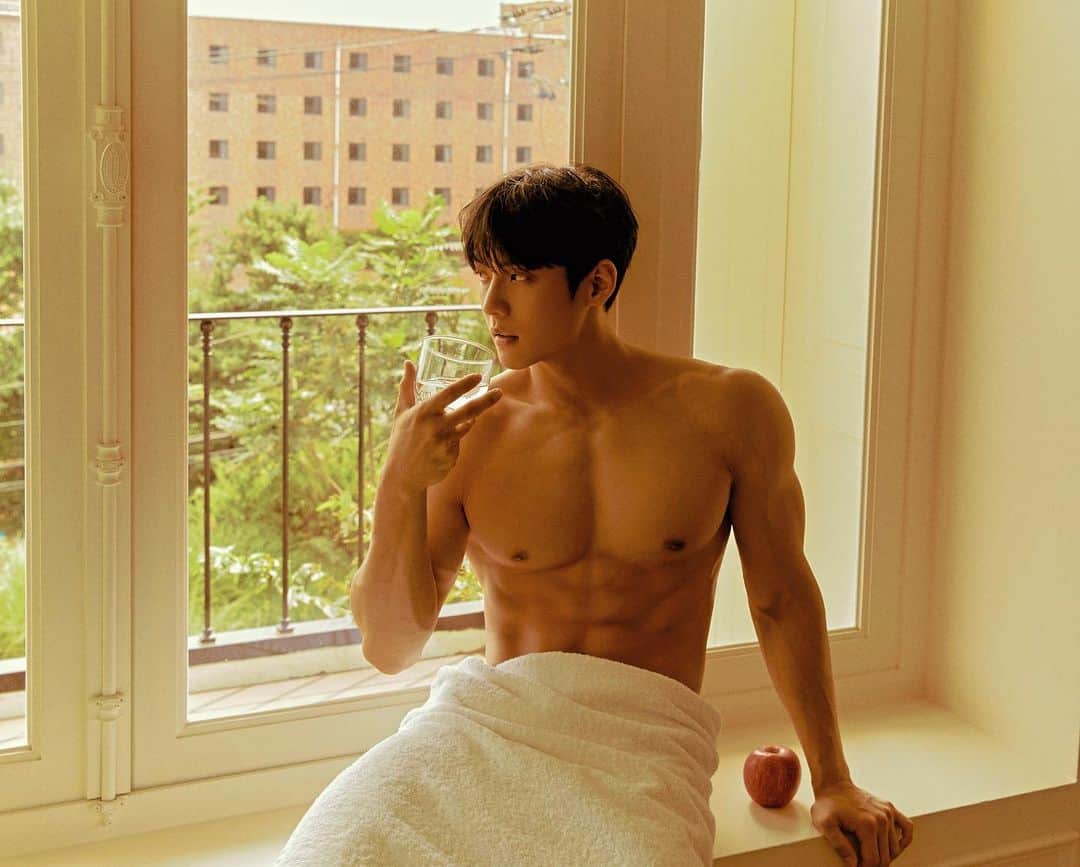 ミニョク のインスタグラム：「HUTA’s Lazy Holiday  Photo & Directing @seoyoonwoo Hair @taehyun0217  Make up @kdbudad  Styling 박혜정, 이은진 Shout out to @lm__91」