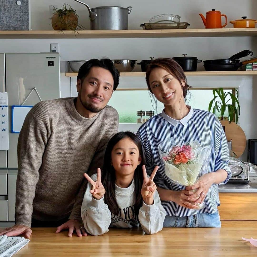 Ms.OOJAのインスタグラム：「「40」MVのメイキングをアップしました！ 撮影の裏側も楽しんでね〜  今回旦那さん役で出演してくださったKoukiさんと娘役のNANAKAのおかげで素敵なMVになりました。  実は娘役のNANAKAは私の親友の娘で赤ちゃんの頃から知ってるの！  そしてなぜか子供の頃の私に似ているのw  このMVの構想が浮かんだ時にお母さんの役をするのにより自然な絵を撮りたいと、出演をお願いしました！  いわゆる普通の小学生なので、もちろん演技は初めてだったけど、すごく頑張ってくれて、おかげで私も自然にお母さんぽくなれたんじゃないかなぁと思います。  旦那さん役のKoukiさんもコミュニケーションが上手く緊張するNANAKAをうまく解してくれていました🙏 最後の方はまるで本当の家族のような気すらしてきましたw  そして私のわがままを形にしてくれて、さらに素敵な映像にしてくれた 監督のAimiさんを始めとする制作スタッフの皆様に感謝の気持ちでいっぱいです！  Ms.OOJAとMrs.OOJAと上手く言ったおじゃファミがいるのでいただきますねw  決してMs.OOJAが寂しいわけではないのよ。でもね、ふといろいろ考えてしまう時があるよね。  皆さんの解釈で何度でも楽しんでいただけたら嬉しいです✨✨  ps 5年前に「あの日のメロディ」のMVに出演してくれた小さな女の子はNANAKAです☺️  Cast: Ms.OOJA / KOUKI / Nanaka Nohara  Director: Aimi  Cinematographer: Miho Tanno 1st AC: Keisuke Akashi  Lighting Director: Shohei Nakagawa Lighting Assistant: Yagishita Miharu,Taisei Ishibumi  Hair & Make up: Yasuko Ogura Hair & Make up  Assistant:Yuki Ida  Production Manager: Takuma Obara Assistant Producer: Ryo Inada Producer: Hitoshi Sugai  Production: koe Inc.」