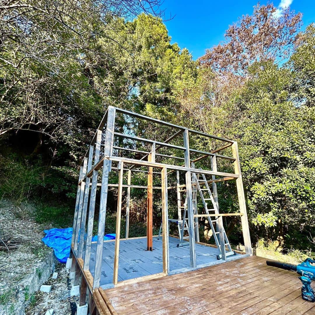 有馬芳彦さんのインスタグラム写真 - (有馬芳彦Instagram)「HAHAHA GARDEN  開拓スタートから、階段→スロープ→小屋🛖 そして、大怪我からの復活❗️ 上棟まで行きました😊  まだまだ先は長いけど、GARDEN動画でお楽しみください‼️  https://hod.stores.play.jp」10月31日 20時17分 - arimax_photo