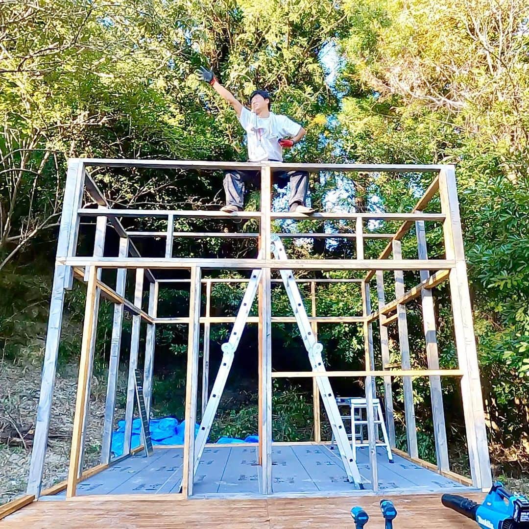 有馬芳彦さんのインスタグラム写真 - (有馬芳彦Instagram)「HAHAHA GARDEN  開拓スタートから、階段→スロープ→小屋🛖 そして、大怪我からの復活❗️ 上棟まで行きました😊  まだまだ先は長いけど、GARDEN動画でお楽しみください‼️  https://hod.stores.play.jp」10月31日 20時17分 - arimax_photo