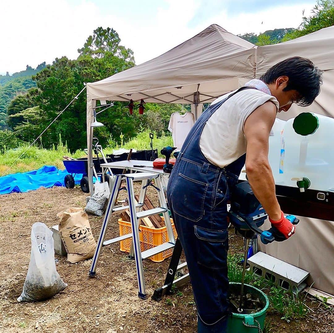 有馬芳彦さんのインスタグラム写真 - (有馬芳彦Instagram)「HAHAHA GARDEN  開拓スタートから、階段→スロープ→小屋🛖 そして、大怪我からの復活❗️ 上棟まで行きました😊  まだまだ先は長いけど、GARDEN動画でお楽しみください‼️  https://hod.stores.play.jp」10月31日 20時17分 - arimax_photo