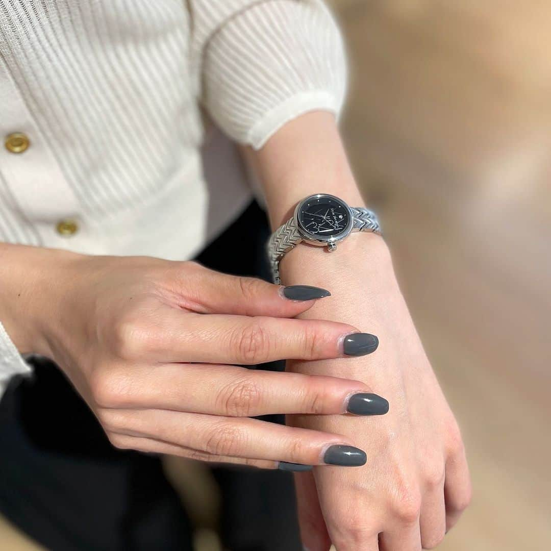 starjewelry_pressさんのインスタグラム写真 - (starjewelry_pressInstagram)「-WINTER LIMITED- CONNECT WITH LOVE WATCH  毎年大人気の数量限定ウォッチ、今季はモダンなハートをデザインの主役に。 文字盤やベルト部分にまでハートのパターン柄を配して、フェイスからベルトまでが繋がっているようなユニークな仕掛けも。 さらにベルトはブレスレットとレザーの2種がセットになったチェンジャブル仕様。 その日のファッションに合わせて付け替えられるので、おしゃれの幅も広がります。 3色の中からお気に入りの1本を見つけて。 ※写真左上 PG×SVはオンラインストア限定  #starjewelry #スタージュエリー #winter #holiday #limitedmodel #winterlimited #toneoflove #sequence #watch #ウォッチ #jewelry」10月31日 20時18分 - starjewelry_press