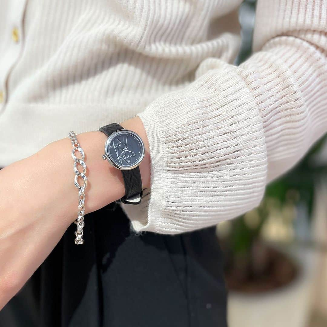 starjewelry_pressさんのインスタグラム写真 - (starjewelry_pressInstagram)「-WINTER LIMITED- CONNECT WITH LOVE WATCH  毎年大人気の数量限定ウォッチ、今季はモダンなハートをデザインの主役に。 文字盤やベルト部分にまでハートのパターン柄を配して、フェイスからベルトまでが繋がっているようなユニークな仕掛けも。 さらにベルトはブレスレットとレザーの2種がセットになったチェンジャブル仕様。 その日のファッションに合わせて付け替えられるので、おしゃれの幅も広がります。 3色の中からお気に入りの1本を見つけて。 ※写真左上 PG×SVはオンラインストア限定  #starjewelry #スタージュエリー #winter #holiday #limitedmodel #winterlimited #toneoflove #sequence #watch #ウォッチ #jewelry」10月31日 20時18分 - starjewelry_press