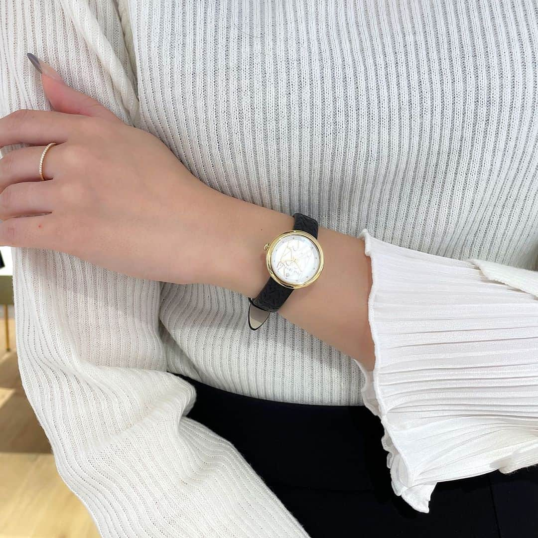 starjewelry_pressさんのインスタグラム写真 - (starjewelry_pressInstagram)「-WINTER LIMITED- CONNECT WITH LOVE WATCH  毎年大人気の数量限定ウォッチ、今季はモダンなハートをデザインの主役に。 文字盤やベルト部分にまでハートのパターン柄を配して、フェイスからベルトまでが繋がっているようなユニークな仕掛けも。 さらにベルトはブレスレットとレザーの2種がセットになったチェンジャブル仕様。 その日のファッションに合わせて付け替えられるので、おしゃれの幅も広がります。 3色の中からお気に入りの1本を見つけて。 ※写真左上 PG×SVはオンラインストア限定  #starjewelry #スタージュエリー #winter #holiday #limitedmodel #winterlimited #toneoflove #sequence #watch #ウォッチ #jewelry」10月31日 20時18分 - starjewelry_press