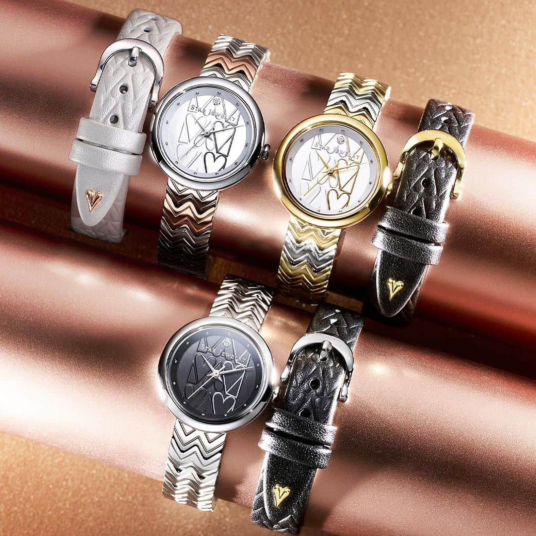 starjewelry_pressのインスタグラム：「-WINTER LIMITED- CONNECT WITH LOVE WATCH  毎年大人気の数量限定ウォッチ、今季はモダンなハートをデザインの主役に。 文字盤やベルト部分にまでハートのパターン柄を配して、フェイスからベルトまでが繋がっているようなユニークな仕掛けも。 さらにベルトはブレスレットとレザーの2種がセットになったチェンジャブル仕様。 その日のファッションに合わせて付け替えられるので、おしゃれの幅も広がります。 3色の中からお気に入りの1本を見つけて。 ※写真左上 PG×SVはオンラインストア限定  #starjewelry #スタージュエリー #winter #holiday #limitedmodel #winterlimited #toneoflove #sequence #watch #ウォッチ #jewelry」