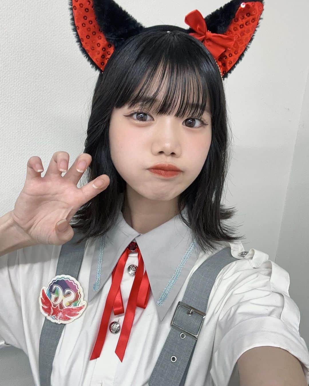 竹内ななみのインスタグラム：「♡  赤ネコですね〜〜🐈‍⬛♥️  ・ ・ ・ ・ ・ ・ ・ ・ ・ ・ ・ ・ ・ ・ ・ ・ ・ #halloween #halloween🎃 #ハロウィン #制服 #制服衣装 #カチューシャ #猫耳カチューシャ #アイドル  #自撮り #selfie #japaneseidol #japanesegirl #idol」