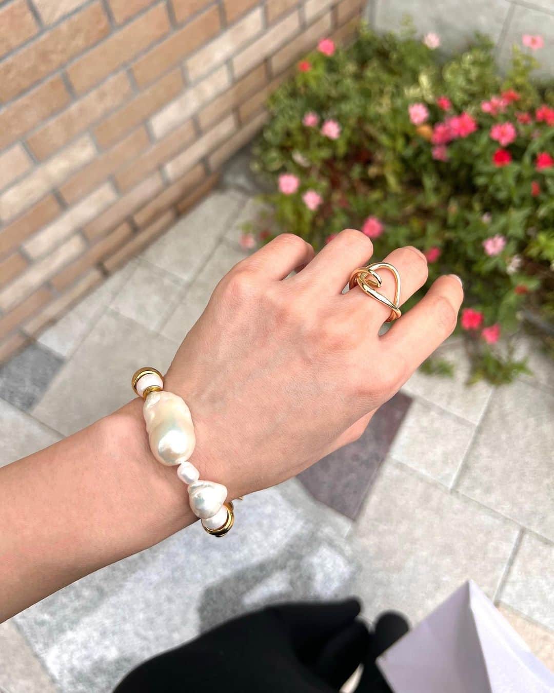 ほのかのインスタグラム：「@resee.official で New ringをGetしたよ💍🤍  かわいいから 今日の収録、 早速付けてみた~~✨  @ezumi.official  @issei_glassesfitter」