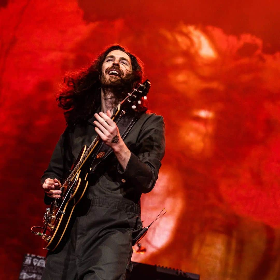 ホージアのインスタグラム：「San Diego! Thank you for being such a sweet crowd and for joining myself and @madicunningham at @petcopark. I had a lot of fun with you, have a spooky one tonight 🦇 🖤  📸 @ruthlessimagery」