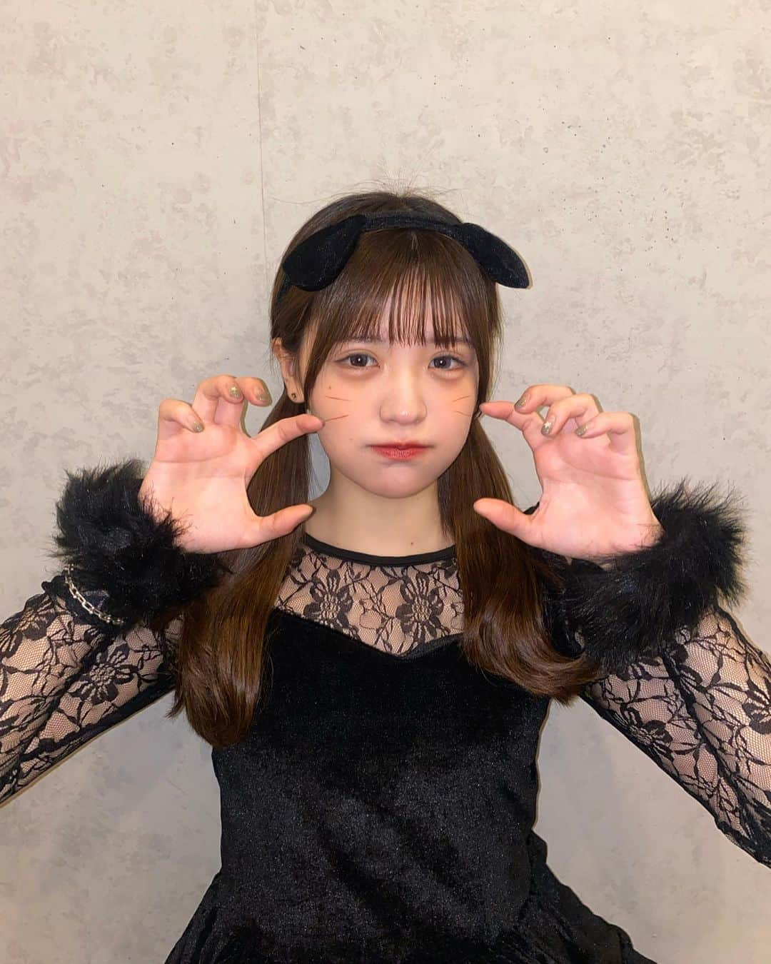 砂糖桃さんのインスタグラム写真 - (砂糖桃Instagram)「はっぴーはろうぃん🐈‍⬛🐾 黒猫になったよー！  10月も今日で終わり！みんなお疲れ様ぁ🫶🏻  今日はすき焼きぱーちーだよん❕  . #happyhalloween #ハッピーハロウィン #ハロウィンコスプレ #ハロウィン #コスプレ」10月31日 20時20分 - _peeach_