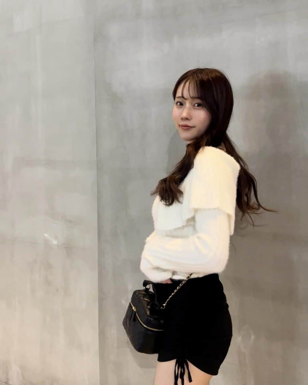 ぷうたんのインスタグラム：「寒くなってきたからお洋服選ぶの楽しいね👱🏻‍♀️🐈‍⬛❤️‍🩹」