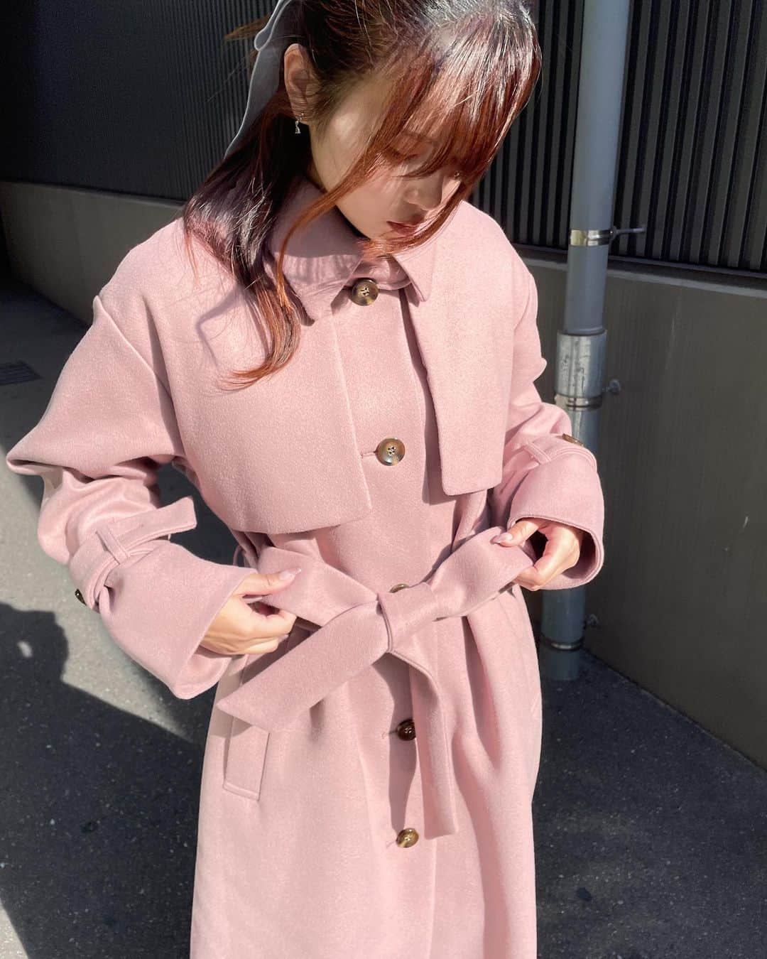 のインスタグラム：「𝟤𝟢𝟤𝟥 𝖶𝖨𝖭𝖳𝖤𝖱 𝖮𝖴𝖳𝖤𝖱 𝖢𝖮𝖫𝖫𝖤𝖢𝖳𝖨𝖮𝖭   #スタンドカラーコート ¥19,800 beige pink gray black  ┈┈┈┈┈  pink着用 @t_t.mauu / 158cm  gray着用 @_myeooooow_ / 163cm  #REDYAZEL #レディアゼル #outer #winterouter #冬アウター #ブルゾン #ジャケット #コート  #スタンドカラーコート #ケープコート  #ムートンジャケット #ファージャケット #ファーブルゾン」