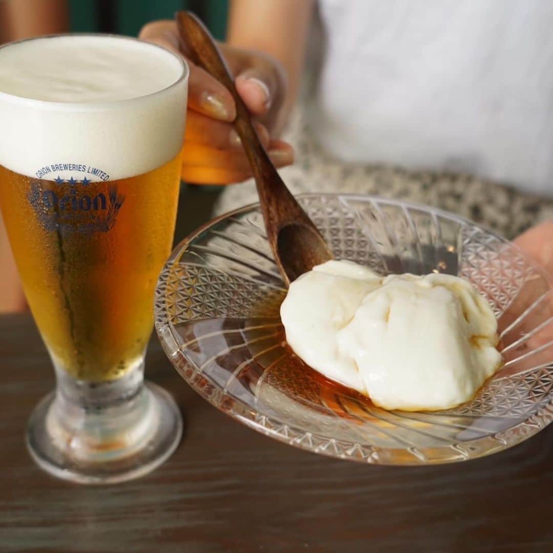 Yuri Sakuraiさんのインスタグラム写真 - (Yuri SakuraiInstagram)「海外の方からの注文が止まらない！ こだわりの＂ジーマーミ豆腐＂！！  日本の中でも観光地として人気のある沖縄！  きれいな海と沖縄らしい食事を 楽しみにいらっしゃる方も多いのではないでしょうか。  沖縄は、古くから伝わる伝統料理が数多くあり、 暑く、湿度の高い、亜熱帯の気候を乗り越えるために、 沖縄の人々の知恵が たくさんつまっているのです！  自分たちのお店で提供している沖縄料理の中で、 国内の方はもちろん、 海外の方がおかわりする人が続出しているほど 大人気なのが ＂ジーマーミ豆腐＂です！！  ジーマーミ豆腐の原材料「落花生」は、 豊富な栄養素を含んだ食品だそうです！  落花生には、 アルコール中の糖分の代謝を助ける栄養素が 多く含まれているので、お酒のお供に最適で、 美肌効果や、老化防止、疲労回復効果などが 期待できる栄養素も多く含まれているそうです！  MK CAFEのジーマーミ豆腐は 県内の様々場所から取り寄せて 選び抜いた一品です☆  ぜひ一度味わって頂けたら嬉しいです！！  #ジーマーミ豆腐#沖縄料理#伝統料理#落花生 #オリオンビール#ビール#orion #お酒#アルコール #鯖バーガー#ハンバーガー #沖縄カフェ#沖縄南部カフェ#沖縄観光 #瀬長島#ウミカジテラス#瀬長島ウミカジテラス #沖縄移住#沖縄移住生活 #mkcafe#okinawa#umikajiterrace#okinawalife」10月31日 20時23分 - yuri_sakuraiii