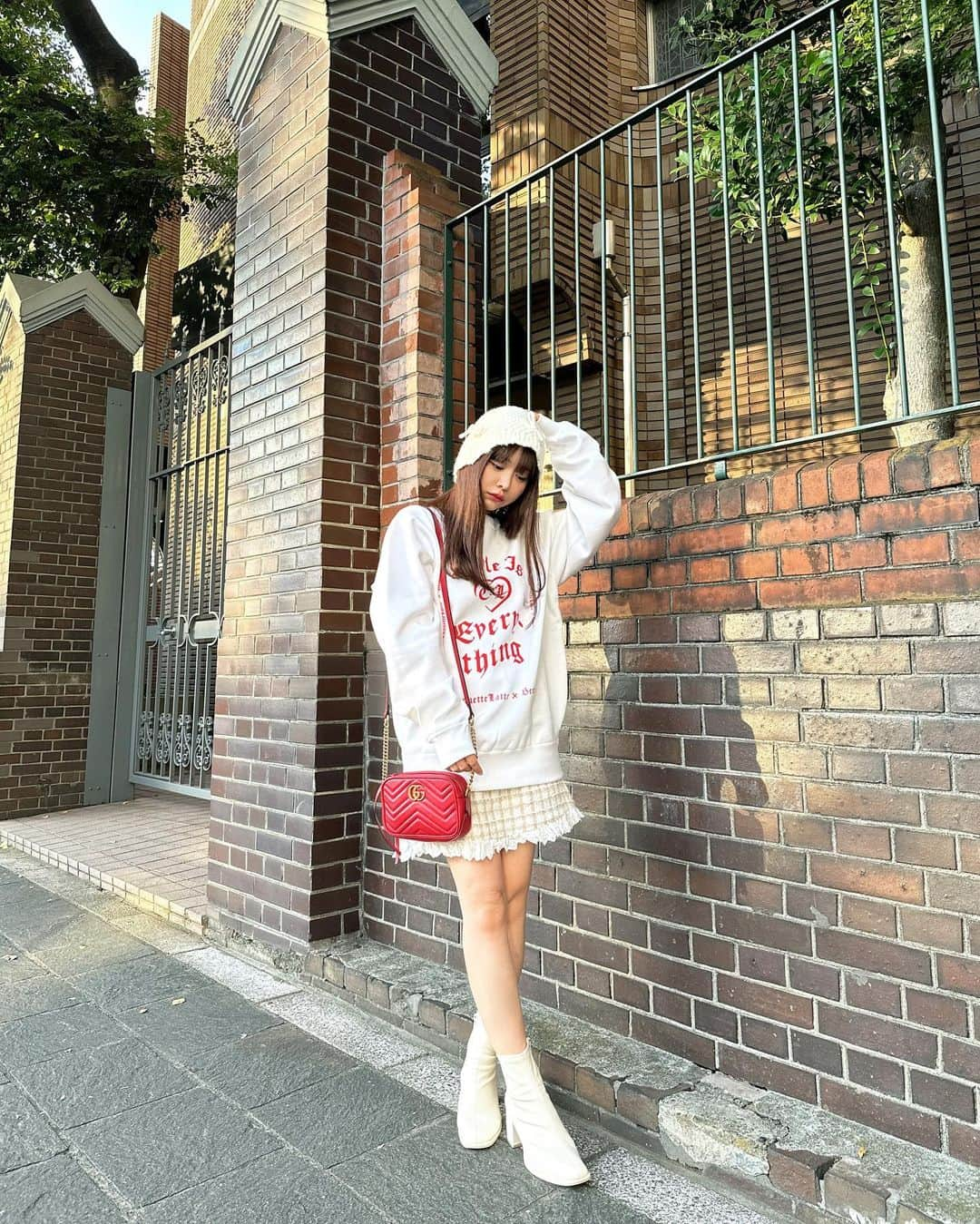 平松可奈子のインスタグラム：「❤️‍🔥Style is everything❤️‍🔥  新宿伊勢丹POPUP限定スウェットは @_beee__  さんとのコラボ。 "スタイルこそ全て"の言葉と ストリートっぽい字体でデザインを beeeさんにオーダーしました🛹  自分の好きを貫き続ければ いずれそれが自分自身のスタイルとなり確立できるよという メッセージを込めました。 こちらはユニセックスサイズ💁‍♀️ カップルで色違いも可愛いです👫  いよいよ明日から 伊勢丹新宿POPUPが 始まります🏹 11月1日。夢に日付がつきます♡  来店イベントは4日(土)と 5日(日)13時〜15時です🕰️ 初日から整理券をお配りします！ ご参加して下さる方は シュエラテスタッフさんに 好きな日にちの整理券をもらってね💐  沢山のお客様に @chouette_latte  のお洋服を みてもらえますように🌙 @acutegrrrl_isetan   #シュエラテ　#styleiseverything  #平松可奈子　#acutegrrrl  #ユニセックス　#スウェット #kanacofashion  #低身長コーデ」