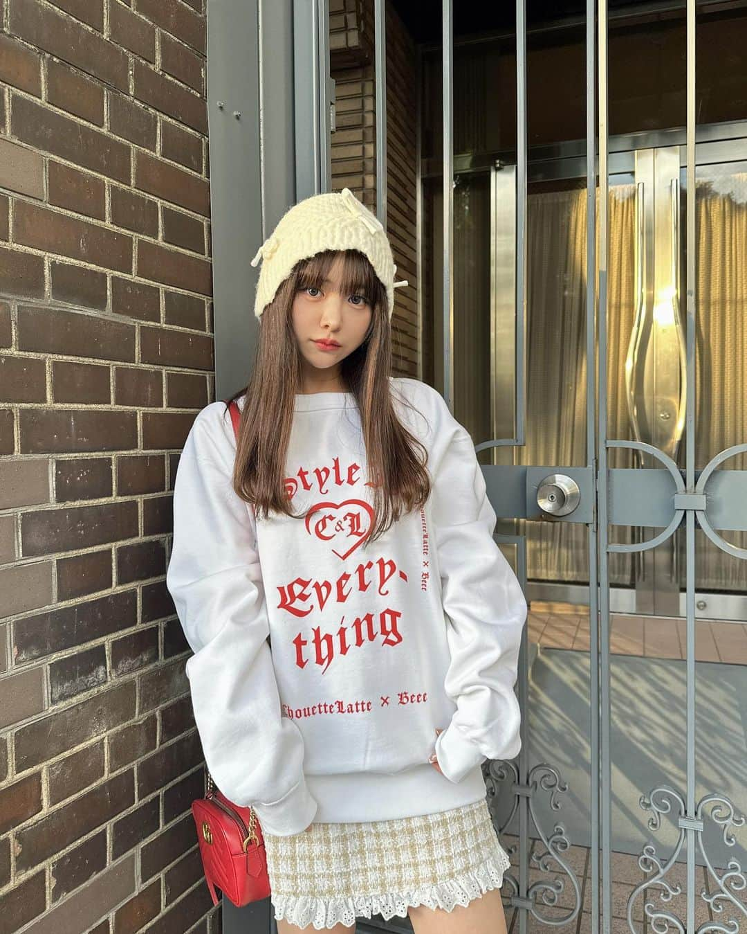 平松可奈子さんのインスタグラム写真 - (平松可奈子Instagram)「❤️‍🔥Style is everything❤️‍🔥  新宿伊勢丹POPUP限定スウェットは @_beee__  さんとのコラボ。 "スタイルこそ全て"の言葉と ストリートっぽい字体でデザインを beeeさんにオーダーしました🛹  自分の好きを貫き続ければ いずれそれが自分自身のスタイルとなり確立できるよという メッセージを込めました。 こちらはユニセックスサイズ💁‍♀️ カップルで色違いも可愛いです👫  いよいよ明日から 伊勢丹新宿POPUPが 始まります🏹 11月1日。夢に日付がつきます♡  来店イベントは4日(土)と 5日(日)13時〜15時です🕰️ 初日から整理券をお配りします！ ご参加して下さる方は シュエラテスタッフさんに 好きな日にちの整理券をもらってね💐  沢山のお客様に @chouette_latte  のお洋服を みてもらえますように🌙 @acutegrrrl_isetan   #シュエラテ　#styleiseverything  #平松可奈子　#acutegrrrl  #ユニセックス　#スウェット #kanacofashion  #低身長コーデ」10月31日 20時28分 - 11kanaco14