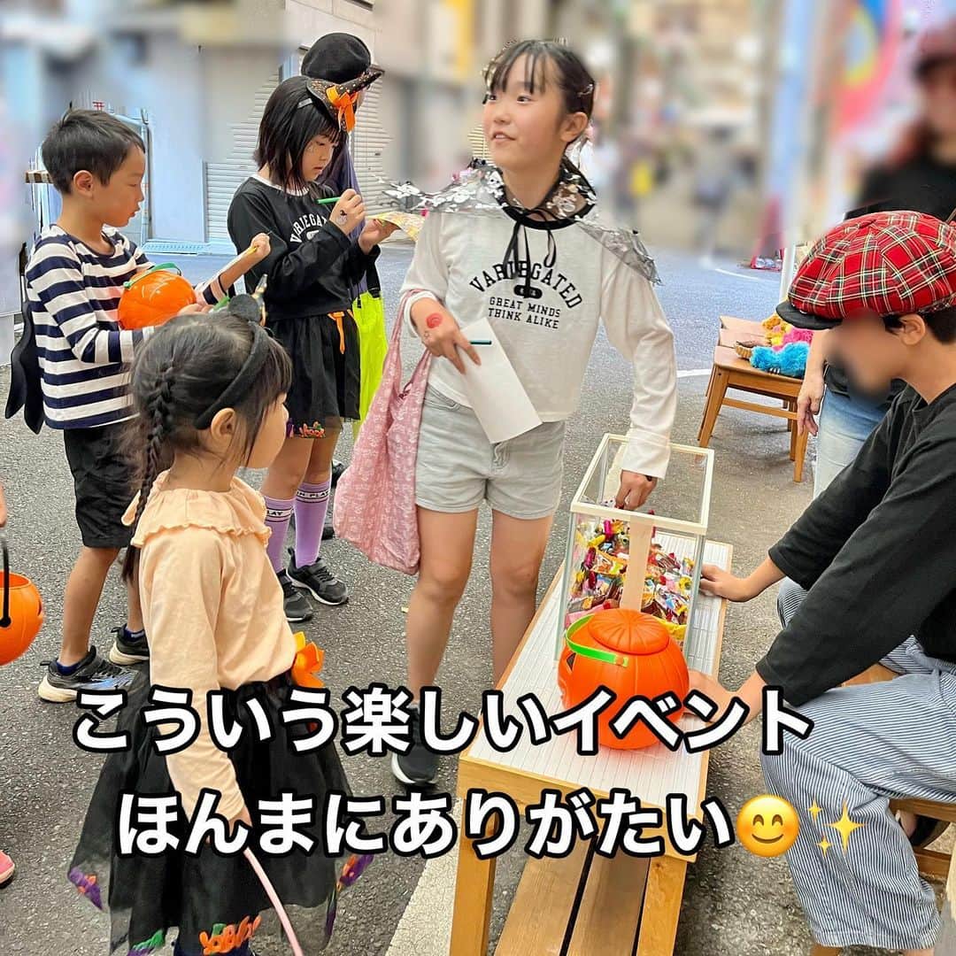makikoさんのインスタグラム写真 - (makikoInstagram)「❤︎ ハッピーハロウィン🎃👻✨  ハロウィンの時期は、毎年近所でたくさんイベントがあるからそれに参加🌟  お店の方たちがみんなホントに優しくて🥺💕 こういうイベントがあってめっちゃありがたい☺️🎃✨  お菓子たくさんもらえて、我が家のお菓子ボックスがただいま充実しています✨✌🏻笑🍪🍬  #ハロウィンイベント」10月31日 20時24分 - batako93