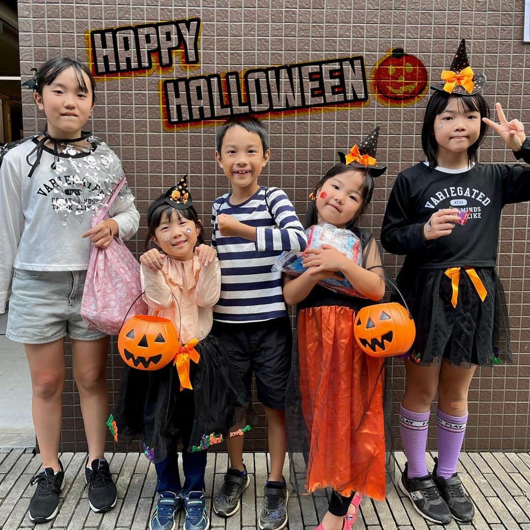 makikoさんのインスタグラム写真 - (makikoInstagram)「❤︎ ハッピーハロウィン🎃👻✨  ハロウィンの時期は、毎年近所でたくさんイベントがあるからそれに参加🌟  お店の方たちがみんなホントに優しくて🥺💕 こういうイベントがあってめっちゃありがたい☺️🎃✨  お菓子たくさんもらえて、我が家のお菓子ボックスがただいま充実しています✨✌🏻笑🍪🍬  #ハロウィンイベント」10月31日 20時24分 - batako93