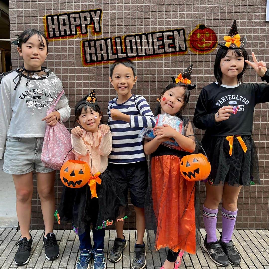 makikoのインスタグラム：「❤︎ ハッピーハロウィン🎃👻✨  ハロウィンの時期は、毎年近所でたくさんイベントがあるからそれに参加🌟  お店の方たちがみんなホントに優しくて🥺💕 こういうイベントがあってめっちゃありがたい☺️🎃✨  お菓子たくさんもらえて、我が家のお菓子ボックスがただいま充実しています✨✌🏻笑🍪🍬  #ハロウィンイベント」