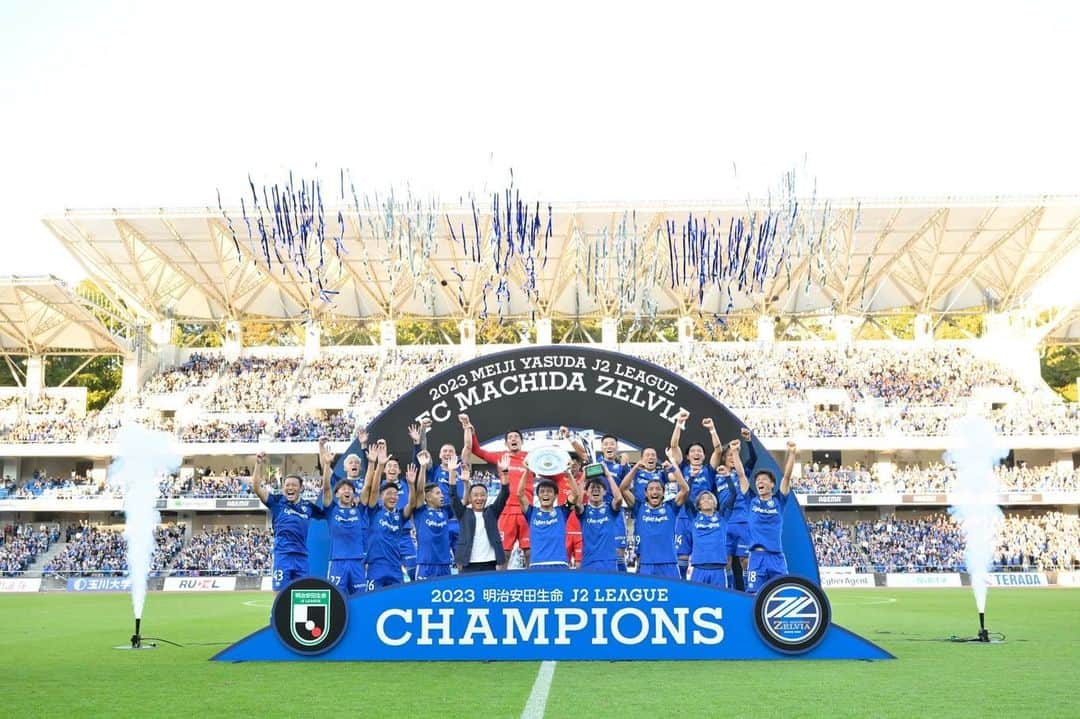 太田宏介のインスタグラム：「『Champions!!』 J2優勝！ これまでのサッカー人生の中で最も幸せな1日となりました。ずっっっと、この日を夢見てた。 最後の最後に叶えることができました！ FC町田ゼルビアに関わるすべての皆様に心から感謝いたします！ 来年はJ1の舞台で暴れよう！ #zelvia  #🏆」