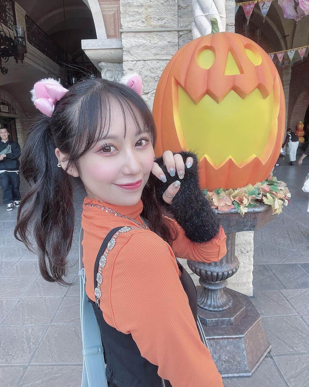 上野遥のインスタグラム：「🎃🐈‍⬛  Happy Halloween ✞   先日初のディズニーハロウィンしました！ 結衣とオレンジコーデで行きましたよ🫶🏻  限定の食べ物もたくさんあって 嬉しかった〜♡  にゃん」