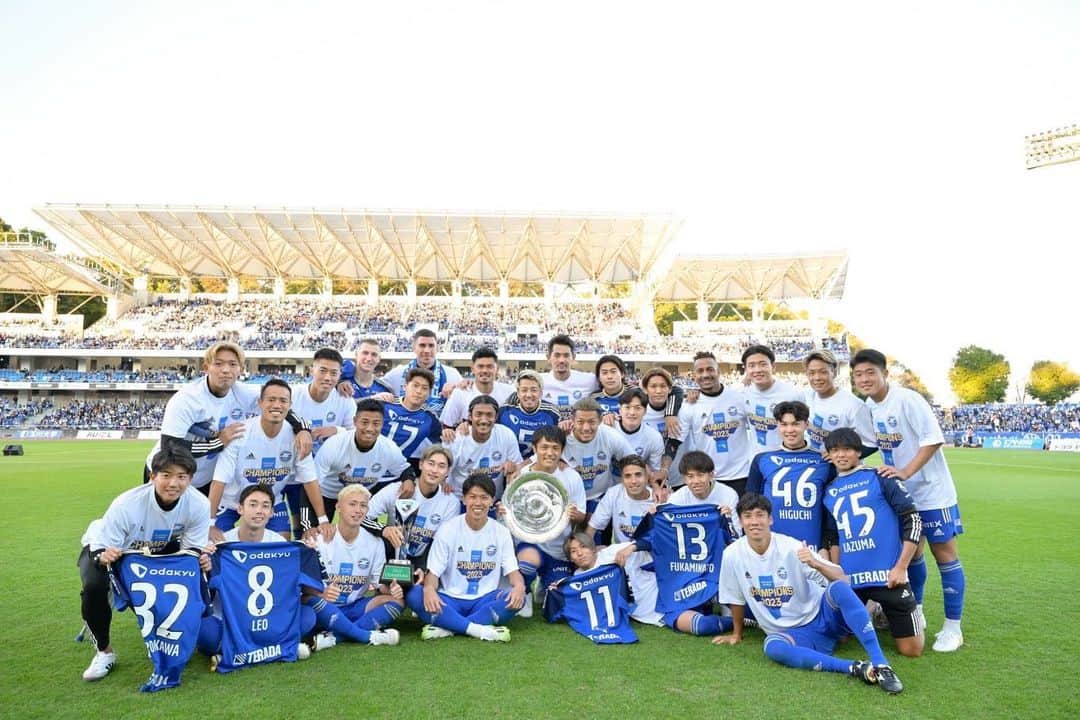 太田宏介さんのインスタグラム写真 - (太田宏介Instagram)「『Champions!!』 J2優勝！ これまでのサッカー人生の中で最も幸せな1日となりました。ずっっっと、この日を夢見てた。 最後の最後に叶えることができました！ FC町田ゼルビアに関わるすべての皆様に心から感謝いたします！ 来年はJ1の舞台で暴れよう！ #zelvia  #🏆」10月31日 20時24分 - kosuke_ota_official