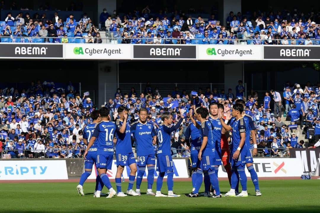 太田宏介さんのインスタグラム写真 - (太田宏介Instagram)「『Champions!!』 J2優勝！ これまでのサッカー人生の中で最も幸せな1日となりました。ずっっっと、この日を夢見てた。 最後の最後に叶えることができました！ FC町田ゼルビアに関わるすべての皆様に心から感謝いたします！ 来年はJ1の舞台で暴れよう！ #zelvia  #🏆」10月31日 20時24分 - kosuke_ota_official