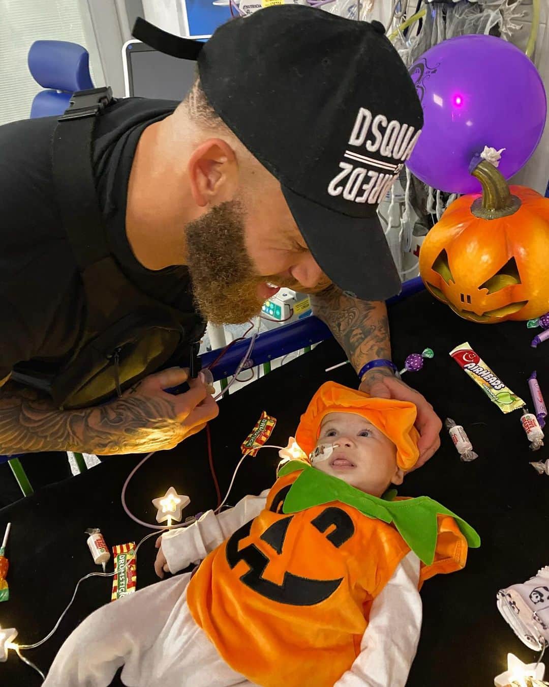 のインスタグラム：「Happy Heavenly Halloween to the most beautiful little pumpkin my eyes ever did see 🎃  My happiness and joy goes to all the parents that have their little trick or treaters today. I wish you a spooky but lovely Halloween of having fun and appreciating every single moment with those little ones who you love the most.  My strength, my love and my heart goes out to all the parents who have lost their children on this day. I know personally that each occasion we face whether it is a birthday, Christmas or even today, Halloween is a painful memory of what we once had. But let's remember those beautiful memories today and cherish them forever.   Happy Halloween everyone - Trick or Treat 👻   Love from me and Azaylia x」