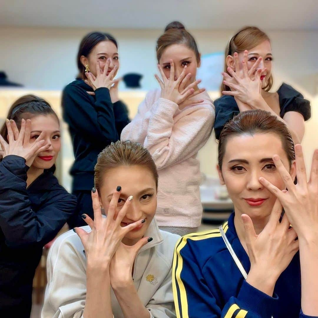 愛加あゆさんのインスタグラム写真 - (愛加あゆInstagram)「昨日、一足早く千秋楽を迎えた あやこさんこと望海風斗さんと✨ 私が退団してから 雪組に組み替えでいらしたので こうしてしっかりと共演させて頂いたのは初めてでして✨  念願叶い、あやこさんのお人柄と美声を近くで感じられて とても嬉しく勉強させて頂きました✨  大阪いらっしゃらないのはとても寂しいですが、 またいつか共演させて頂ける日を夢みて精進します！！  ありがとうございました🥰  2枚目、3枚目は雪組ポーズなんですって😆 あやこさんがみんなに伝授してくださいました！ 正確にはひとこ（#永久輝せあ さん）がつくったみたい！ 雪の結晶を手でイメージ❄️  #グレイテストドリーム #greatestdream #宝塚 #雪組 #100周年　 #東京建物brilliahall  #東京千秋楽を終えて #舞風りら さん #緒月遠麻 さん #望海風斗 さん #愛原実花 さん #舞羽美海 ちゃん #愛加あゆ」10月31日 20時25分 - manaka_ayu