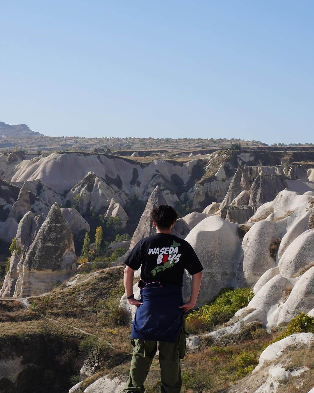 大塚稜馬さんのインスタグラム写真 - (大塚稜馬Instagram)「Memories of the first day in Cappadocia:  This city is truly beautiful in its natural splendor, and its history is incredibly fascinating. It might be the most exciting place I’ve ever visited among all the cities I’ve been to. The Waseda Boys T-shirt fits so well with this kind of scenery, it looks cool. You can get this T-shirt at @store.mantappu   I would be happy if you could wear this T-shirt and take a photo when you go sightseeing. I’ll post a photo with a hot air balloon next!  Btw, the night sky is incredibly beautiful, and the breathtaking natural landscapes are truly awe-inspiring. It's the perfect city. If I ever get married, I'd love to visit this place for our honeymoon🤭  #ootd #wasedaboys #worldtrip #cappadocia」10月31日 20時25分 - otk_rym