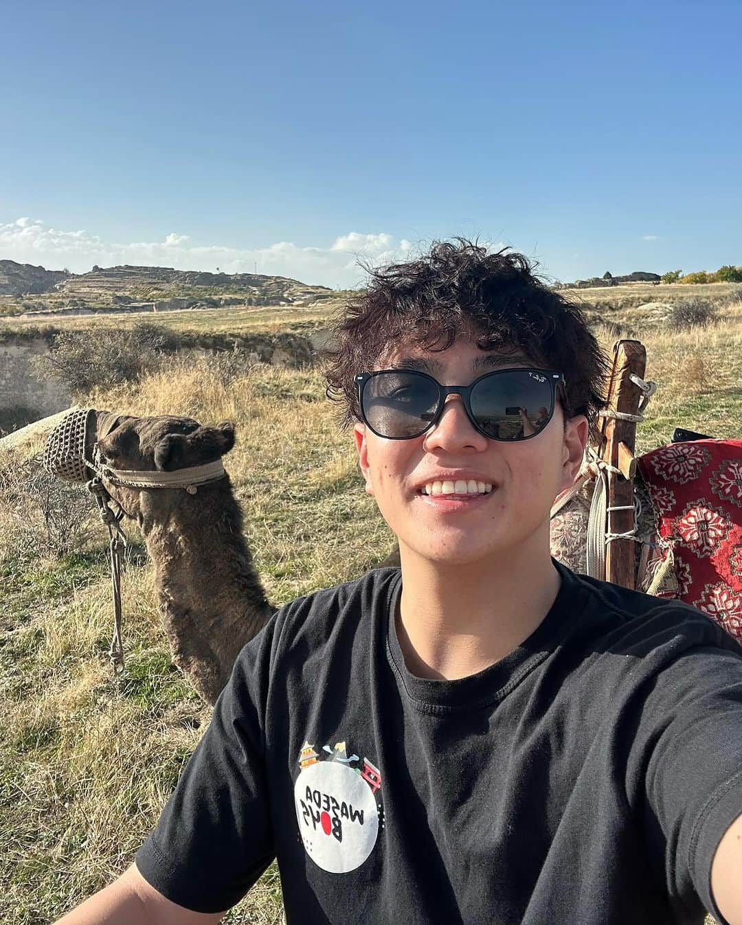 大塚稜馬さんのインスタグラム写真 - (大塚稜馬Instagram)「Memories of the first day in Cappadocia:  This city is truly beautiful in its natural splendor, and its history is incredibly fascinating. It might be the most exciting place I’ve ever visited among all the cities I’ve been to. The Waseda Boys T-shirt fits so well with this kind of scenery, it looks cool. You can get this T-shirt at @store.mantappu   I would be happy if you could wear this T-shirt and take a photo when you go sightseeing. I’ll post a photo with a hot air balloon next!  Btw, the night sky is incredibly beautiful, and the breathtaking natural landscapes are truly awe-inspiring. It's the perfect city. If I ever get married, I'd love to visit this place for our honeymoon🤭  #ootd #wasedaboys #worldtrip #cappadocia」10月31日 20時25分 - otk_rym