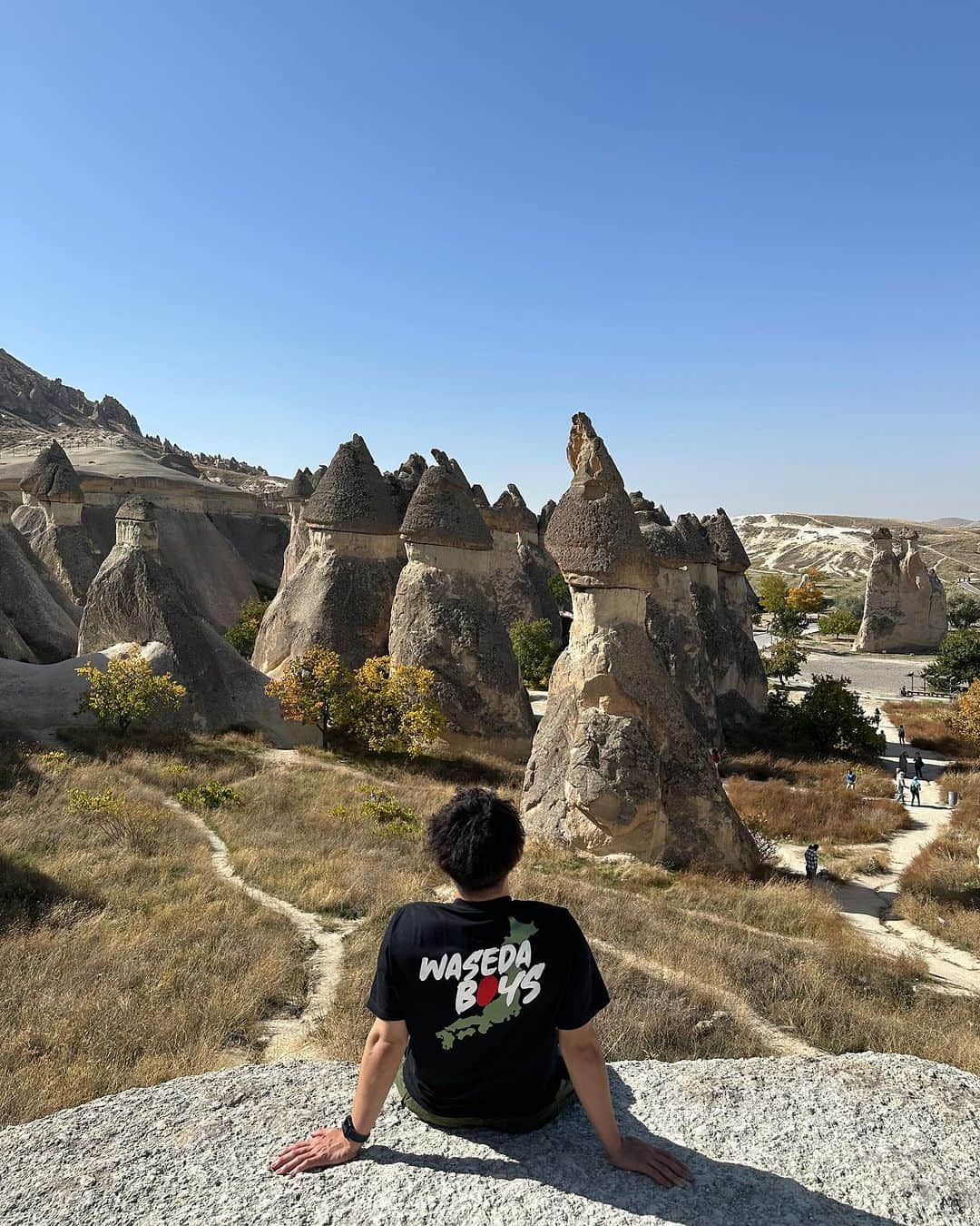 大塚稜馬さんのインスタグラム写真 - (大塚稜馬Instagram)「Memories of the first day in Cappadocia:  This city is truly beautiful in its natural splendor, and its history is incredibly fascinating. It might be the most exciting place I’ve ever visited among all the cities I’ve been to. The Waseda Boys T-shirt fits so well with this kind of scenery, it looks cool. You can get this T-shirt at @store.mantappu   I would be happy if you could wear this T-shirt and take a photo when you go sightseeing. I’ll post a photo with a hot air balloon next!  Btw, the night sky is incredibly beautiful, and the breathtaking natural landscapes are truly awe-inspiring. It's the perfect city. If I ever get married, I'd love to visit this place for our honeymoon🤭  #ootd #wasedaboys #worldtrip #cappadocia」10月31日 20時25分 - otk_rym