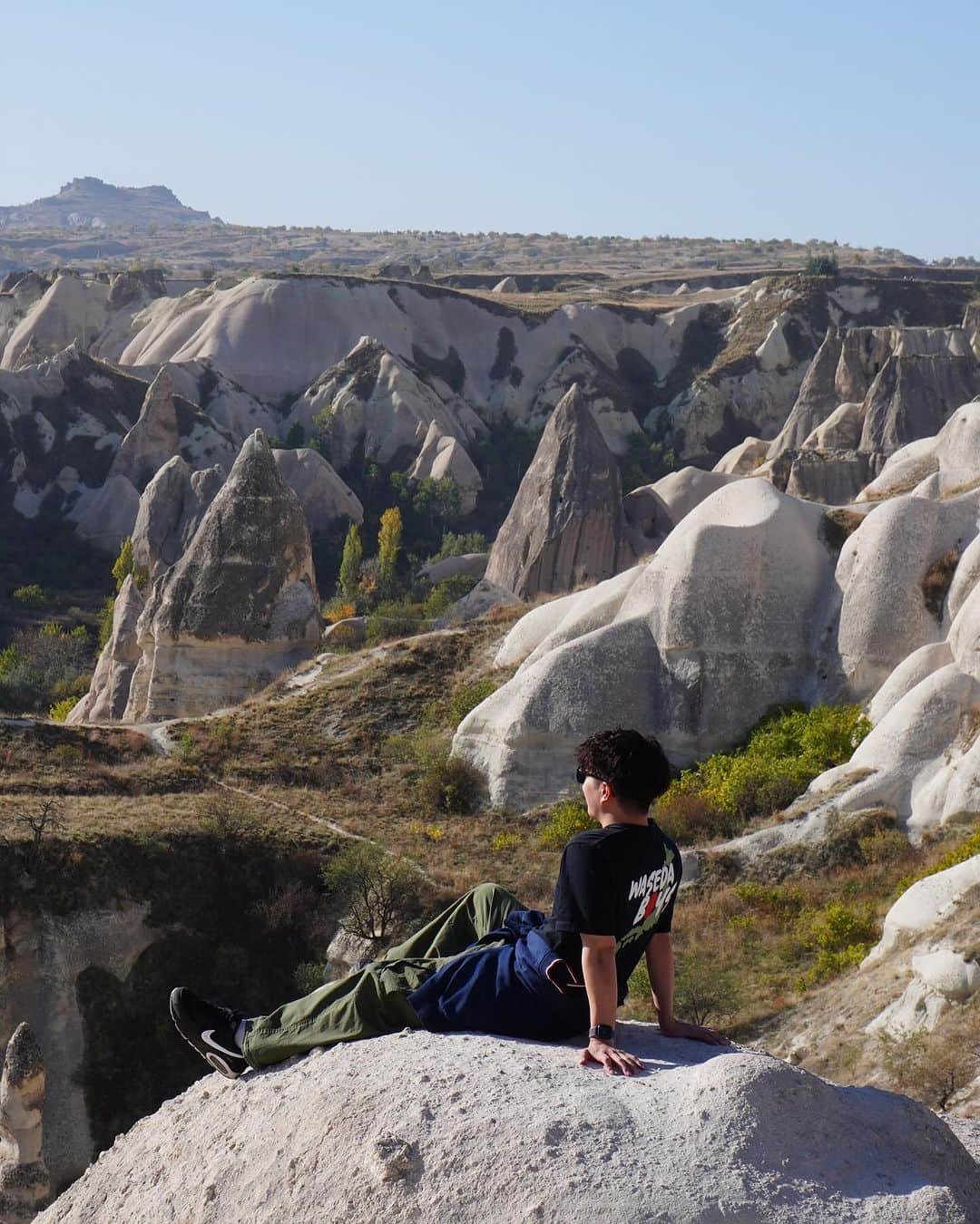 大塚稜馬さんのインスタグラム写真 - (大塚稜馬Instagram)「Memories of the first day in Cappadocia:  This city is truly beautiful in its natural splendor, and its history is incredibly fascinating. It might be the most exciting place I’ve ever visited among all the cities I’ve been to. The Waseda Boys T-shirt fits so well with this kind of scenery, it looks cool. You can get this T-shirt at @store.mantappu   I would be happy if you could wear this T-shirt and take a photo when you go sightseeing. I’ll post a photo with a hot air balloon next!  Btw, the night sky is incredibly beautiful, and the breathtaking natural landscapes are truly awe-inspiring. It's the perfect city. If I ever get married, I'd love to visit this place for our honeymoon🤭  #ootd #wasedaboys #worldtrip #cappadocia」10月31日 20時25分 - otk_rym