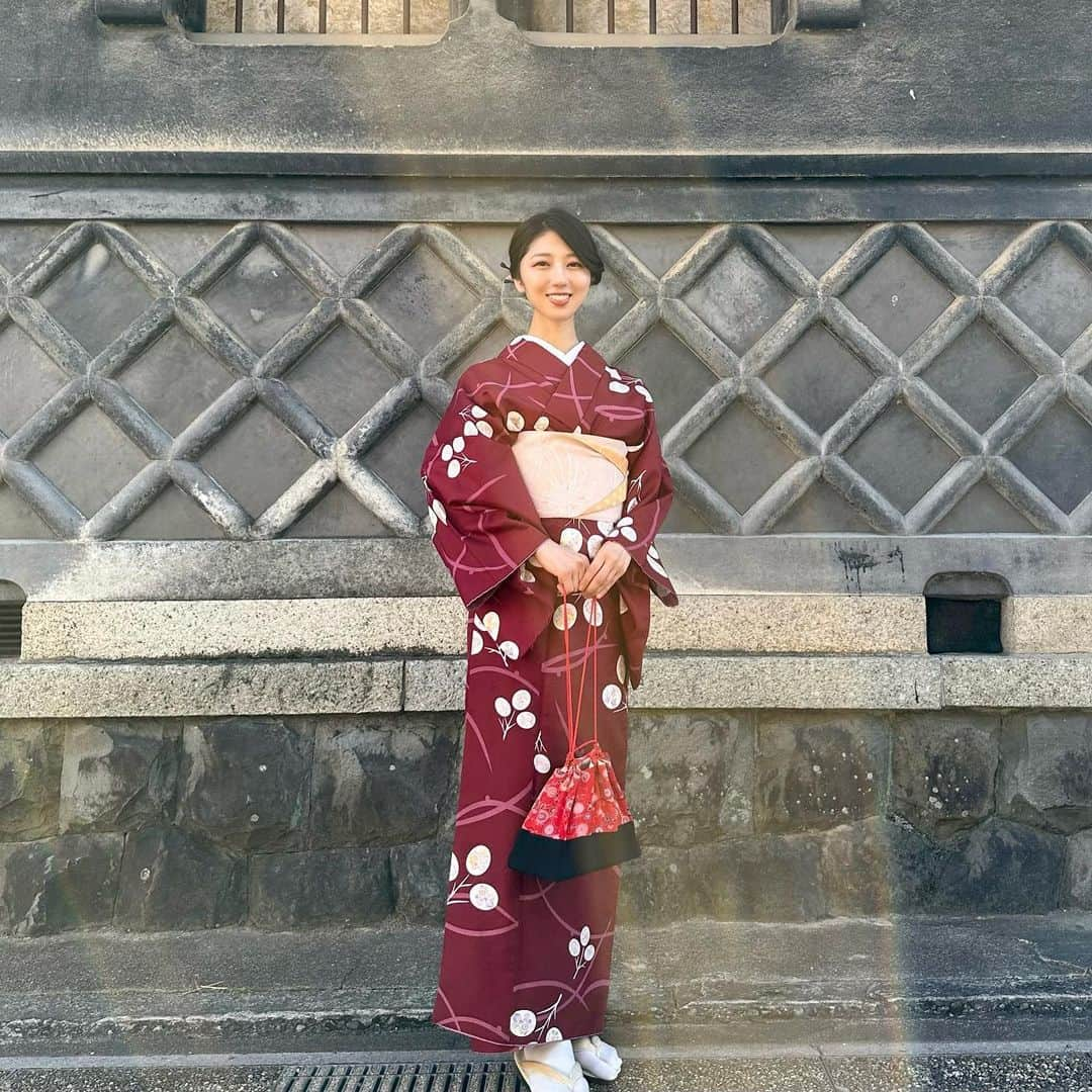 太田英里さんのインスタグラム写真 - (太田英里Instagram)「Happy Halloween🎃♡ ハロウィンのコスプレをする機会がなかったので、 今年の仮装は「着物」ということにしておきます😂👘  今までは髪も帯もたくさん飾りを付けて派手に！ という感じで着付けをしていただいていましたが、 今年は髪も帯もできるだけ飾らずシンプルに。 その代わりに帯の結び方にこだわっていただきました🫶 (帯の写真は7枚目に載せてあります👘)  私は首が長く撫で肩で、 着物が似合う体型みたいなので、 これから積極的に着物を着る機会を 作っていきたいと思います😌♡ 着付けも学びたいなー！👘  皆さんハロウィンは何かしましたか？🎃  #halloween #着物 #着物女子 #着物ヘア #着物コーデ #犬山 #犬山城下町 #犬山日和 #着付け #ヘアアレンジ #和装 #和装ヘア #ノーマルカメラ #portrait」10月31日 20時26分 - eririiin56