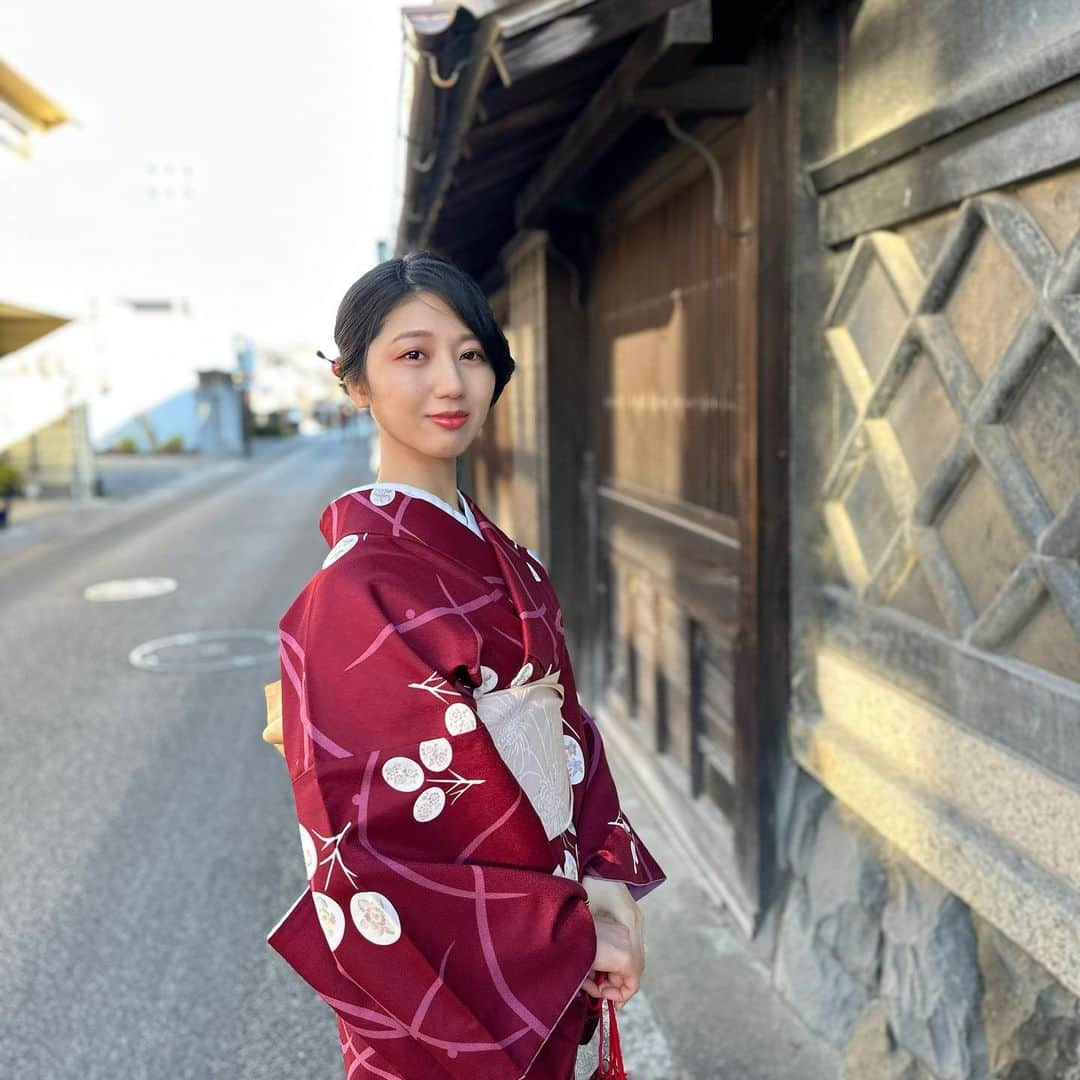 太田英里さんのインスタグラム写真 - (太田英里Instagram)「Happy Halloween🎃♡ ハロウィンのコスプレをする機会がなかったので、 今年の仮装は「着物」ということにしておきます😂👘  今までは髪も帯もたくさん飾りを付けて派手に！ という感じで着付けをしていただいていましたが、 今年は髪も帯もできるだけ飾らずシンプルに。 その代わりに帯の結び方にこだわっていただきました🫶 (帯の写真は7枚目に載せてあります👘)  私は首が長く撫で肩で、 着物が似合う体型みたいなので、 これから積極的に着物を着る機会を 作っていきたいと思います😌♡ 着付けも学びたいなー！👘  皆さんハロウィンは何かしましたか？🎃  #halloween #着物 #着物女子 #着物ヘア #着物コーデ #犬山 #犬山城下町 #犬山日和 #着付け #ヘアアレンジ #和装 #和装ヘア #ノーマルカメラ #portrait」10月31日 20時26分 - eririiin56