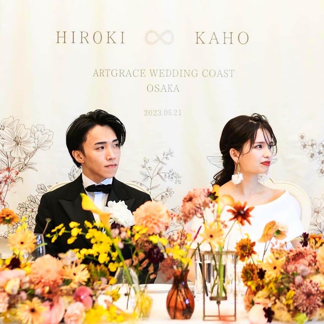 ベストブライダル公式のインスタグラム：「~ 他の投稿はこちらから @bestbridal.jp タペストリーでとびきりお洒落な空間に~  シンプルなドレスに映える空間コーディネート  おふたりらしさをより引き出すために メインテーブルの後ろには オリジナルのタペストリーを  どこから撮影しても とびきりお洒落なパーティーに  こちらの花嫁さまの会場 →アートグレイスウエディングコースト大阪  @art_grace_wedding_coast   ﹋﹋﹋﹋﹋﹋﹋﹋﹋﹋﹋﹋﹋﹋﹋﹋﹋﹋﹋﹋﹋﹋  \ウェディングフォト募集中/ @bestbridal.jp をフォローして、 お写真の投稿をお待ちしております  当アカウントでリグラムOKなベストブライダルの卒花嫁orプレ花嫁の皆様は、#ベストブライダル花嫁 もしくは #BB花嫁 のハッシュタグをつけて投稿をお願いします🌿  ※BB花嫁に投稿があったお写真をリグラムする際は、 個別にご連絡は行っておりません。予めご了承ください  \ブライダルフェアの予約について💐/  アカウントプロフィールのURL先、 各会場のHPもしくはDMよりご予約を承っております。 どんな式場が自分に合うかわからない、結婚式をするか迷っている...など些細なご質問でもお気軽にDMにてご相談ください✴︎」