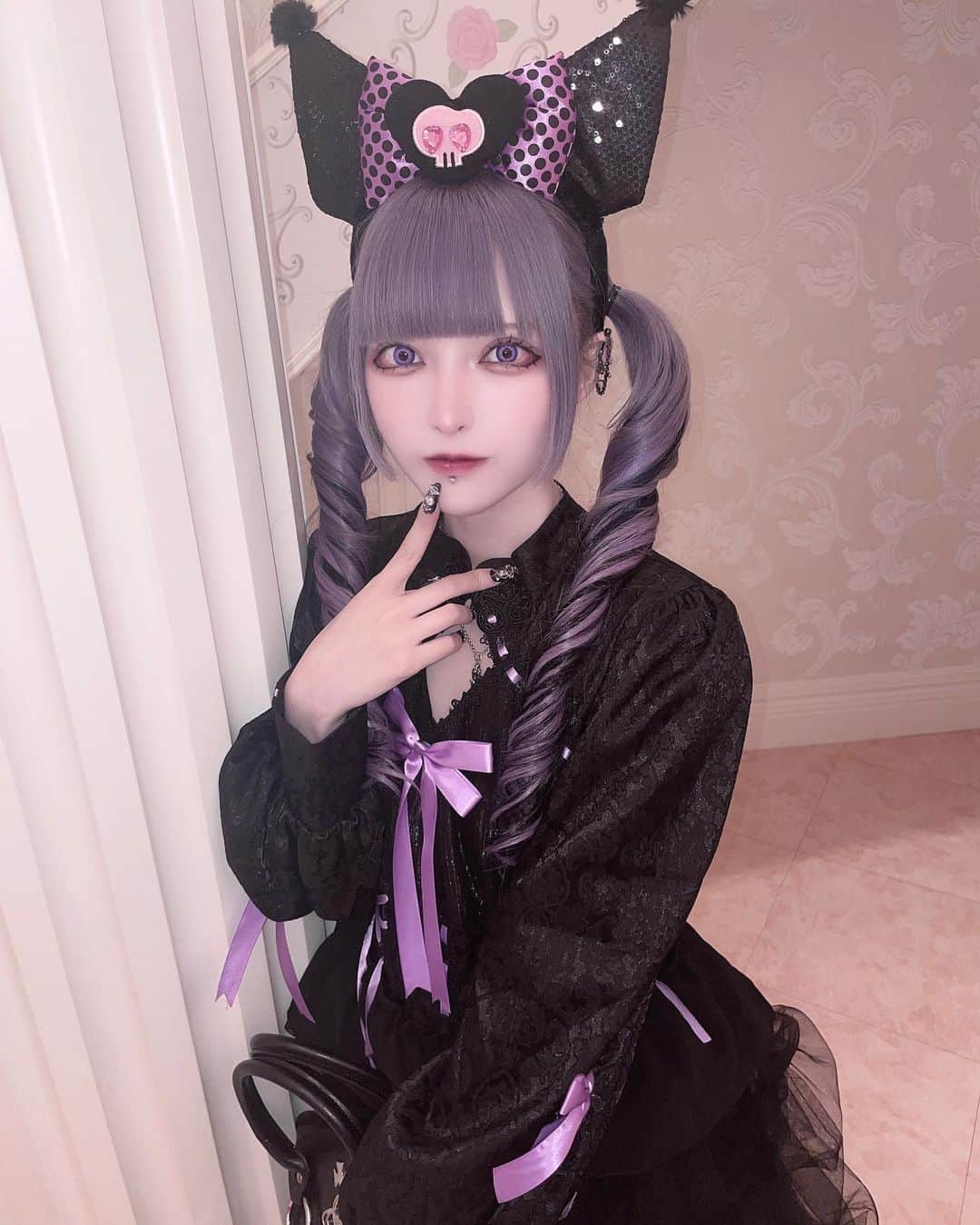 黒魅ららさんのインスタグラム写真 - (黒魅ららInstagram)「クロミちゃん誕生日おめでとう♡  ヘアメはまなさん！❤︎  ・ ・ ・  #クロミ #クロミちゃん #地雷 #ゴスロリ #ピューロランド #サンリオ」10月31日 20時26分 - _ux_xuxoo