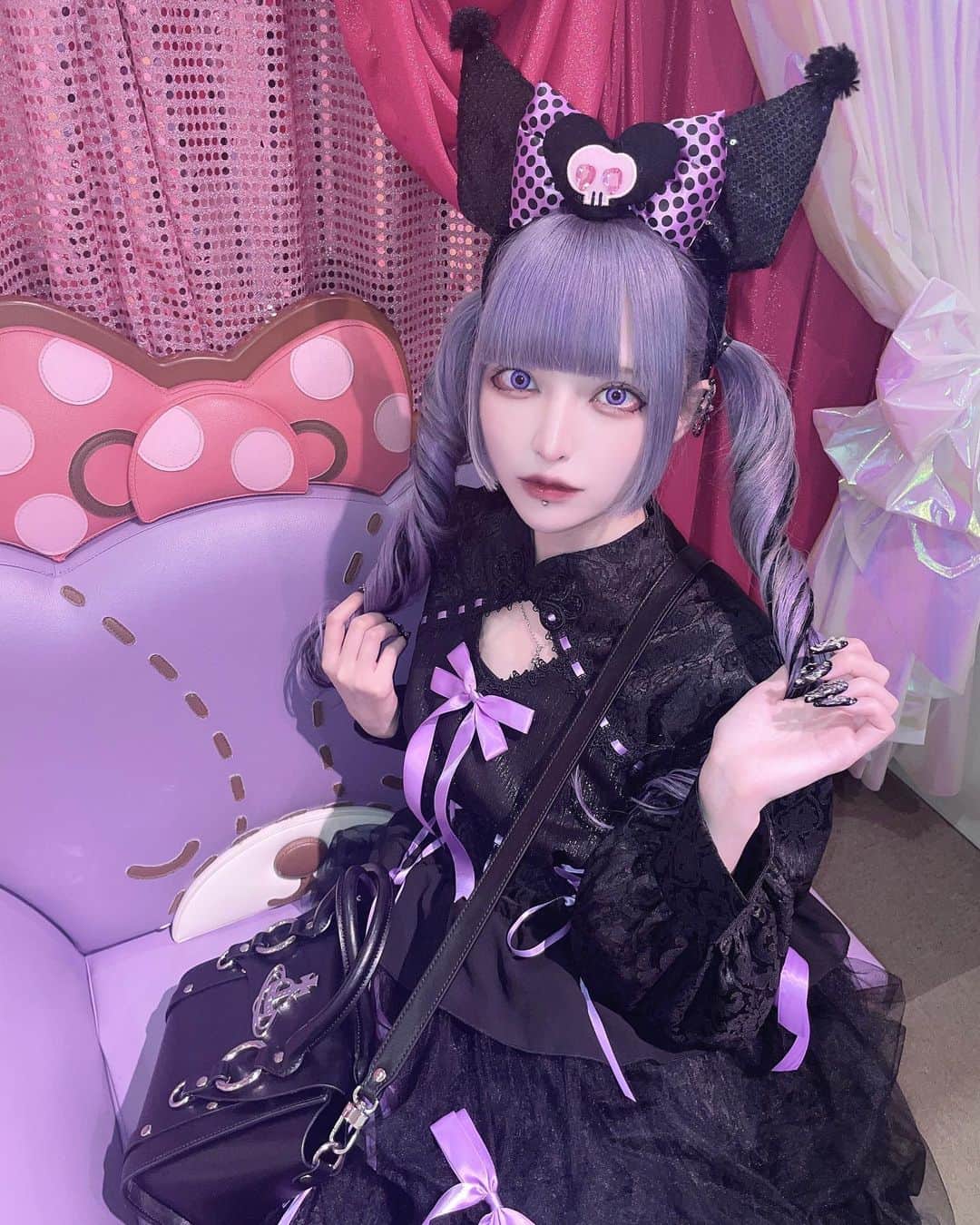 黒魅ららのインスタグラム：「クロミちゃん誕生日おめでとう♡  ヘアメはまなさん！❤︎  ・ ・ ・  #クロミ #クロミちゃん #地雷 #ゴスロリ #ピューロランド #サンリオ」