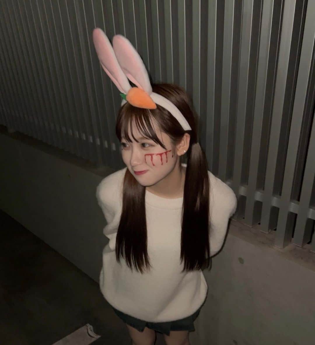 まあれのインスタグラム：「Happy Halloween🎃👻❕ 今年はうさぎしたよー気づいたらもうハロウィンで持ち合わせで仮装した🤍 ⁡ ⁡ ⁡ ⁡ ⁡ ⁡  #ハロウィン  #ハロウィンコスプレ  #うさぎ  #ハロウィン仮装  #ハロウィンメイク  #🎃」