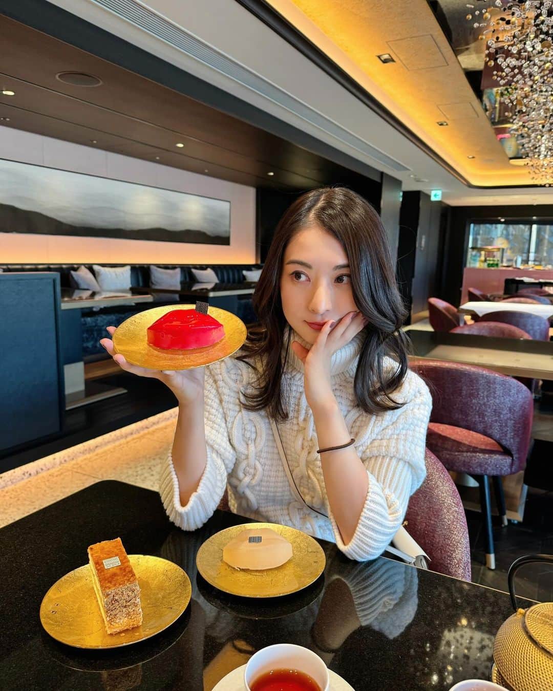 繭のインスタグラム：「ㅤㅤㅤ ㅤㅤㅤ みんなで @fauchon_lhotel_kyoto にお泊まり💓 ケーキ美味しかった💋  咲乃ちゃんお土産ありがとう☺️ 靴下履いてみんなでクリスマスしたいです🎄(私信)  #fauchonhotelkyoto #フォションホテル京都 #followme #followmejp #followjp」