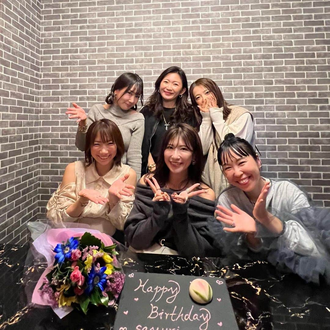 ayakonbubuさんのインスタグラム写真 - (ayakonbubuInstagram)「昨日は　@l.lily1013  ちゃんのバースデー🎂 祝えた✨おめでとー💓💓  @amigo.amigo.5205622  @aiuzura  @harunya0129  @inoyuu07   #いつメン  中華食べた🩷🩷  @mode_noble  のジジャケットは半袖なのが　今の時期　すごい重宝🥰 しかも袖がバルーンな感じで可愛い💕 ハードになりすぎないのがお気に入り💓✨  #modenoble  #pr  500円オフクーポンもあるよ🥰  クーポンコード:gft333  ボトムは @bonlecill_official   バッグ　@gu_for_all_  ブーツ　@uniqlo_jp  #uniqloc  #大人コーデ #大人カジュアルコーデ #ユニクロ購入品#ユニクロコーデ#ユニクロ新作#ユニクロきれいめ部 #きれいめカジュアル #シンプル #シンプルコーデ#きれいめファッション  #uniqloコーデ#40代コーデ#40代ファッション #uniqloginza#ユニジョ#骨格ストレート#着こなし#綺麗めコーデ #アラフォー#アラフォーママ #アラフォーコーデ #40代コーデ #40代ファッション #ユニクロ購入品 #ワイドパンツ#ワイドパンツコーデ#スラックスコーデ#体型カバーコーデ#プチプラ高見えコーデ  @uniqlo_with  @uniqlo_ginza  @uniqlo_jp  @uniqlo」10月31日 20時29分 - ayakonbubu