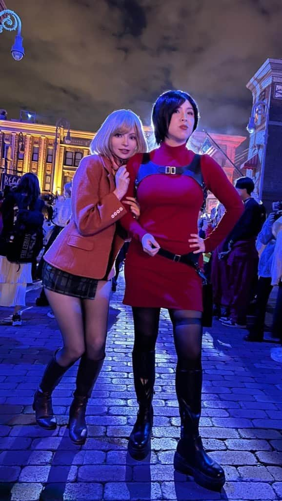 ソフィーのインスタグラム：「Happy Halloween from Ashley and Ada! Let’s do the USJ Halloween dance! 😂  皆さんハッピーハロウィン！！！踊りましょう！  Ada Wong: @aitaikimochi   #USJハロウィン #re4r #peachmilky #cosplay #USJ #halloween」