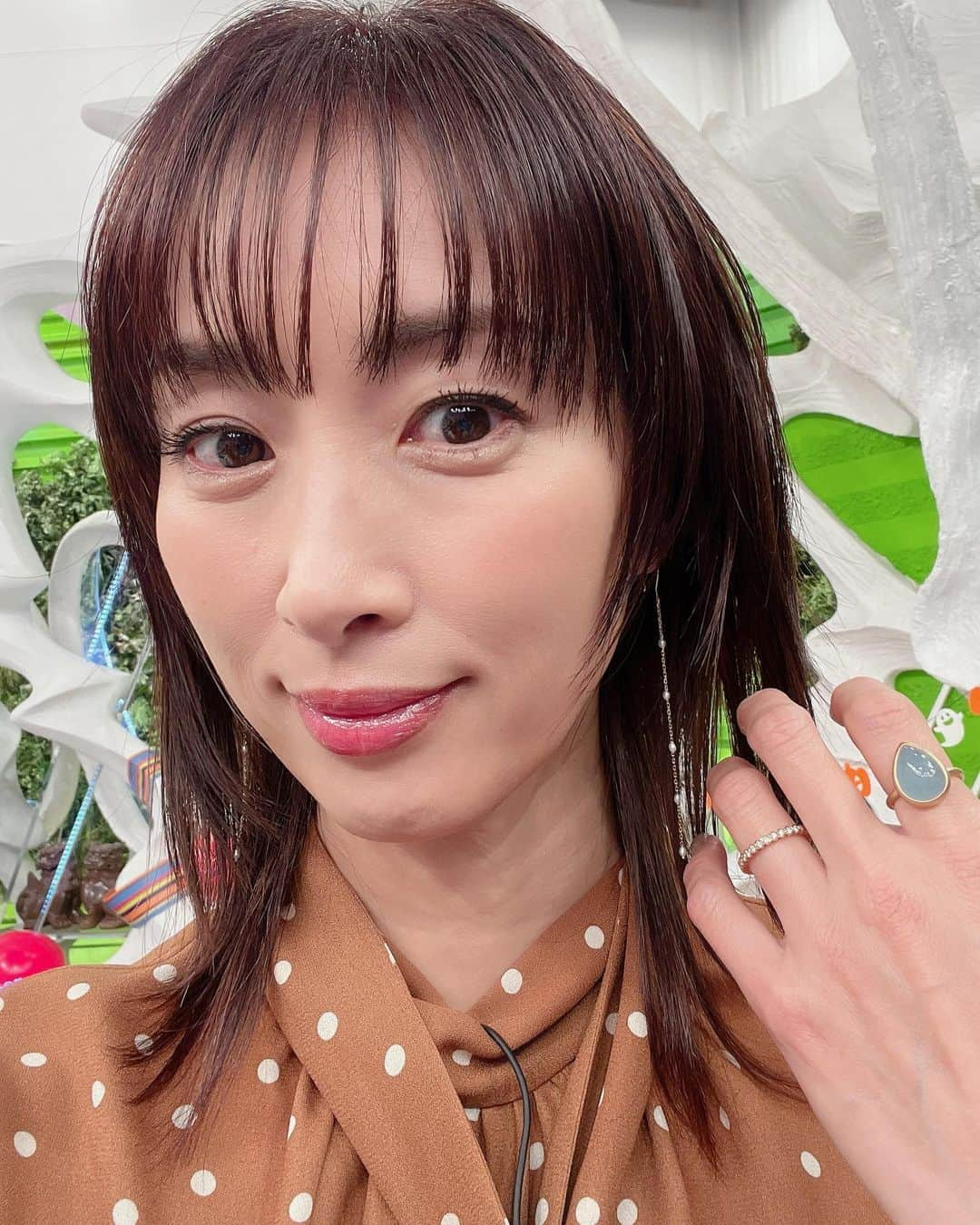 坂下千里子さんのインスタグラム写真 - (坂下千里子Instagram)「昨日のノンストップの衣装になります🙇‍♀️  ブラウス、スカート @beigecomma 　 ピアス、リング @mariha_official   ブーツ @alm._official . #衣装 #dot #水玉 #ドット #ドット柄」10月31日 20時29分 - chiriko_sakashita_official