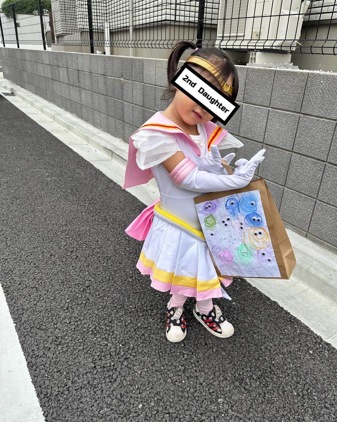 のインスタグラム：「Happy Halloween！！ 次女のパレードにお付き合い♡ とーっても可愛かったです☺︎ 『月に変わってお仕置きよ🌙』」