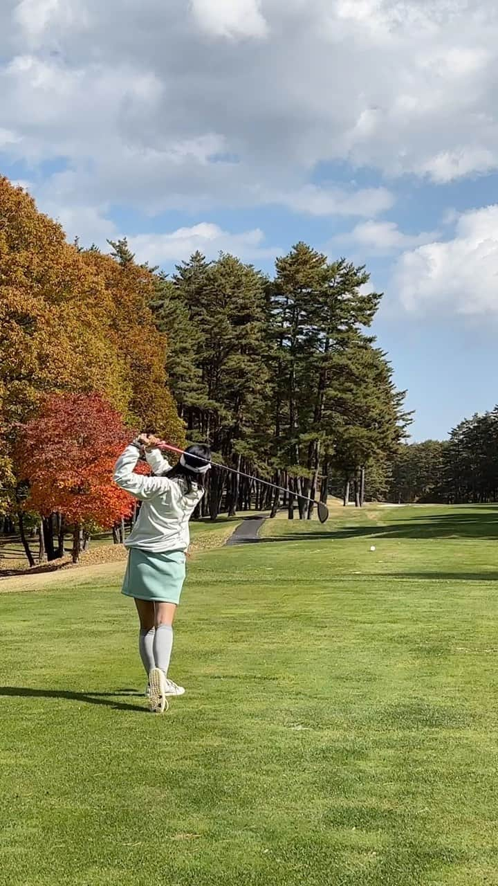 板倉由姫乃のインスタグラム：「ロイヤルブルーゴルフリゾートに行ってきました☺️♡ 紅葉が綺麗で、四季を感じるとても素敵なコースでした！ まだオープン前なのですが、 視察プレーができるみたいです⛳️ 動画はバランス崩してちょっとよろけたけど、 動画撮ってもらってるしと耐えた私✌️笑 . . @royalblue_golfresort  #ロイヤルブルーゴルフリゾート #ゴルフ #ゴルフ場 #コース #ゴルフスイング #ゴルフ動画 #ママゴルフ #アルチビオ」