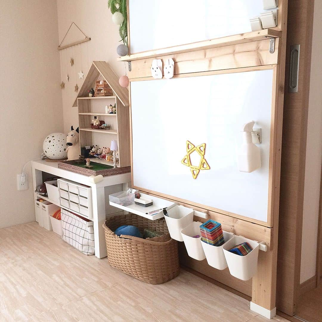 RoomClipJPさんのインスタグラム写真 - (RoomClipJPInstagram)「この部屋が素敵だなと思ったら「👻」(おばけ)とコメントしてください！ ハロウィンのディスプレイが見事なmerutoさん宅✨おうちの中でもイベントを楽しんでいてとても素敵ですね！ ---------------------------------------  Photo: meruto RoomNo.  324178   --------------------------------------  ぜひ「RoomClipムービー」のハッシュタグで 皆様の素敵なお部屋を撮影した動画を投稿してください🏠   --------------------------------------  この部屋のインテリアはRoomClipのアプリから ご覧いただけます。  アプリはプロフィール欄から ▶︎ @roomclipjp  ------------------------------------  600万枚以上集まる中から リアルな部屋のインテリア写真を毎日発信！  ------------------------------------  #ハロウィンインテリア#ハロウィン飾り付け#子どものいる暮らし#子供のいる暮らし#子どものいる生活#子どもと暮らす#子ども部屋#一戸建て#一軒家#戸建て#戸建て住宅#建売#建売住宅#建売住宅でも快適生活#インテリアコーディネート#好きなものに囲まれた暮らし#部屋づくり#リビングインテリア#リビングルーム#こだわりの家#雑貨好き#インテリア好き￼#おしゃれなインテリア#キッチンインテリア#インテリア好きと繋がりたい#ダイニングインテリア#デザイナーズ家具#空間デザイン#roomclip #ルームクリップ」10月31日 20時30分 - roomclipjp