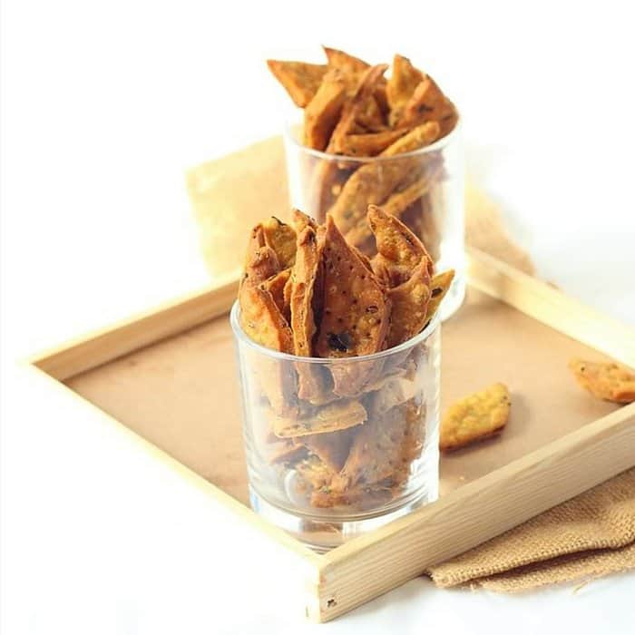 Archana's Kitchenのインスタグラム：「To add a twist to the classic recipe, try out our Methi Namak Pare version. These flavorful treats can be prepared in advance for Diwali or savored while watching your favorite cricket match with a hot cup of tea.  Recipe by our contributor @sandhyaskitchen   1 cup Whole Wheat Flour 1 cup All Purpose Flour Methi Leaves, small bunch 2-2 Green Chillies, crushed 1 teaspoon Turmeric powder  1 teaspoon Cumin seeds 3/4 cup Butter, melted Water, as required Salt, to taste  👉To begin with Methi Namak Pare, firstly wash the Methi leaves a couple of times under running tap water and pat dry with a kitchen towel. Chop it into small pieces and keep it aside. 👉Mix wheat flour, plain flour, green chillies, methi leave, turmeric powder, cumin seeds, salt, water and knead into a hard dough in a mixing bowl. 👉Melt unsalted butter or hot oil and add it to the dough above. Knead a couple of times with hand and obtain the dough. Divide them into equal balls. 👉Pinching each ball one at a time, flatten & roll it out to 1/4 " thickness using a rolling pin. Using a knife cut it into diagonal lines (diamond shape) or the desired shape you like. 👉To check if the oil is at the correct temperature, first, pinch a tiny portion of dough, and add it to oil if it raises to top immediately then oil is at the correct temperature, otherwise, heat the oil for a few more seconds. 👉Deep fry them on a low flame until it turn brown in a deep fry pan. 👉Drain them on a paper towel to soak the extra oil. Once cooled store them in an airtight container. 👉Serve Methi Namak Pare with hot Masala Chai or a cup of coffee.」